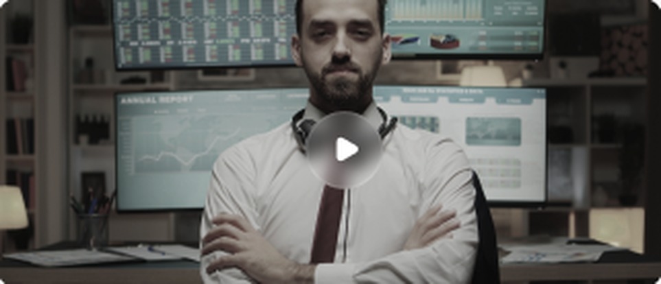 رضا مطهری در دفتر کار